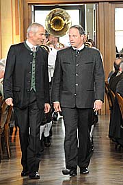 Einzug von Hofbräu Chef Dr. Michael Möller und Finanzminister Georg Fahrenschon ins Hofbräuhaus (Foto: Ingrid Grossmann)